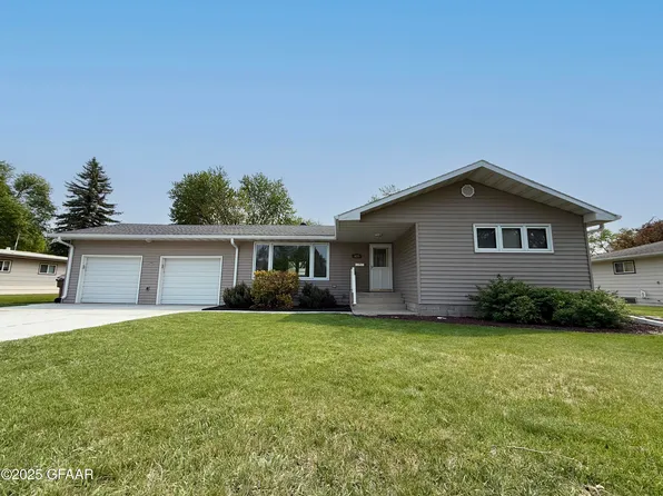 623 Washington Ave, Larimore, ND 58251