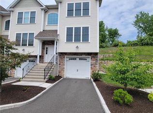 19 Oak Meadows Dr #19, Brookfield, CT 06804