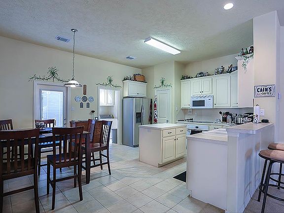 4th image of 10483 Parkside Dr