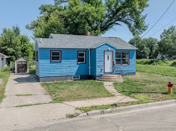 426 5th St NW, Minot, ND 58703