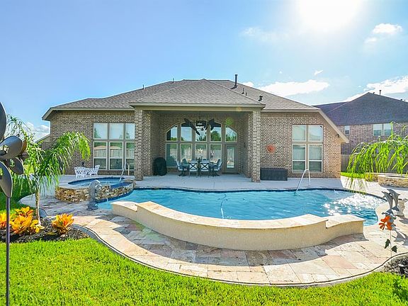 WOW!!! CHECK OUT YOUR BACK YARD OASIS AT 13913 MORGAN BAY DR!!