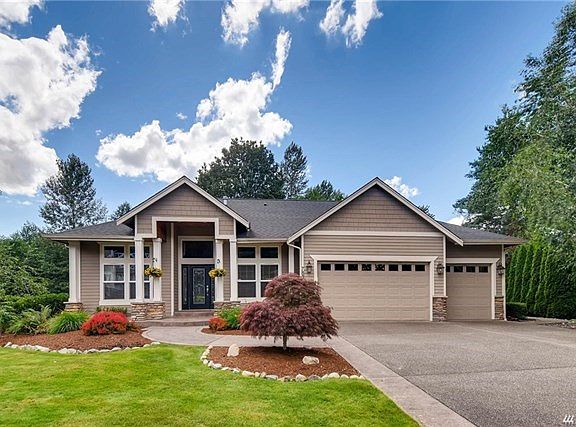 meticulously maintained home in Lobo Ridge! 3109 square feet sits on large private lot
