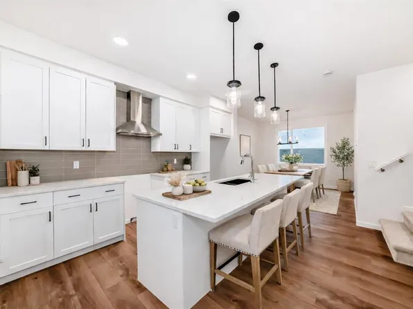 62 W Starling Blvd NW, Calgary, AB T3P 2V7