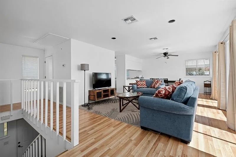 3 bed, 2.0 bath, 1728 sqft, $2,500 — Photo 3