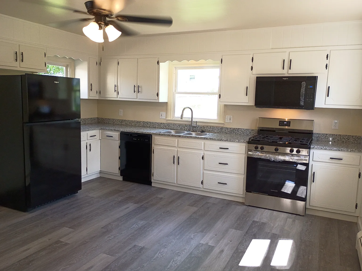 3 bed, 1.5 bath, 1490 sqft, $1,700 — Photo 4
