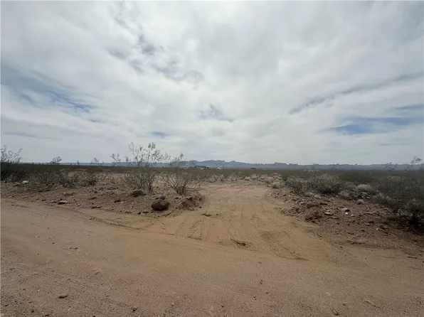 2597 Pine Rd, Golden Valley, AZ 86413