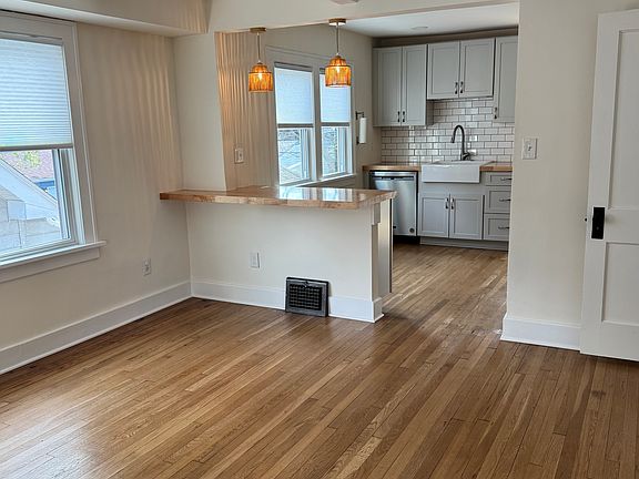 4th image of 2132 Morrison Ave #Up
