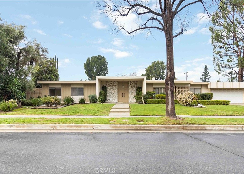 1st image of 9827 Lasaine Ave