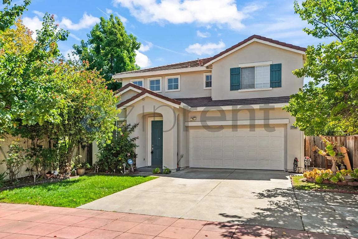 4 bed, 2054 sqft, $4,550 — Photo 2