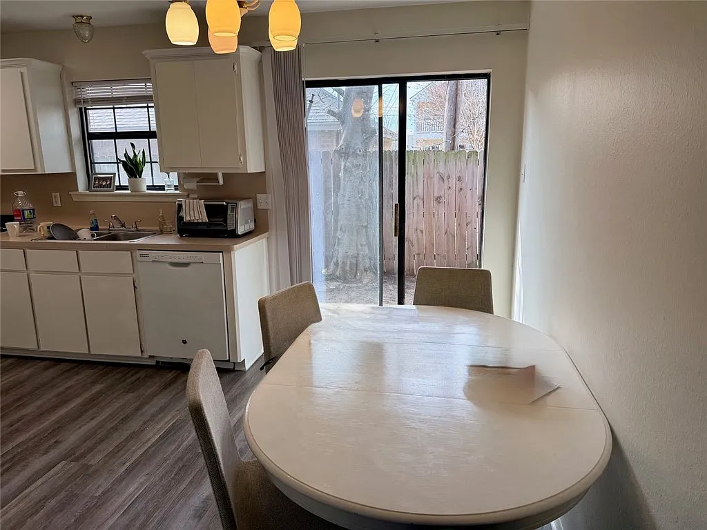 4 bed, 1364 sqft, $2,100 — Photo 4