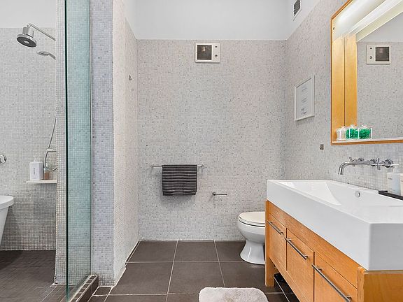 5th image of 2728 Thomson Ave