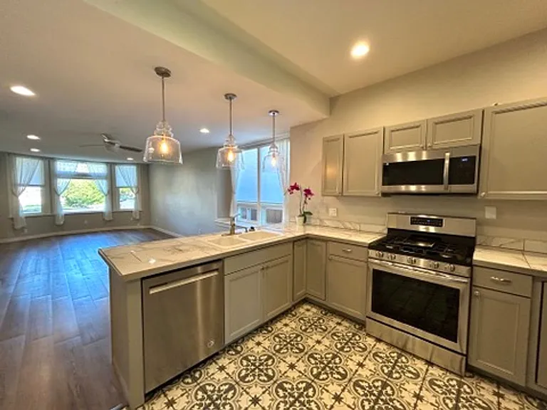302 S Anderson St — Photo 6