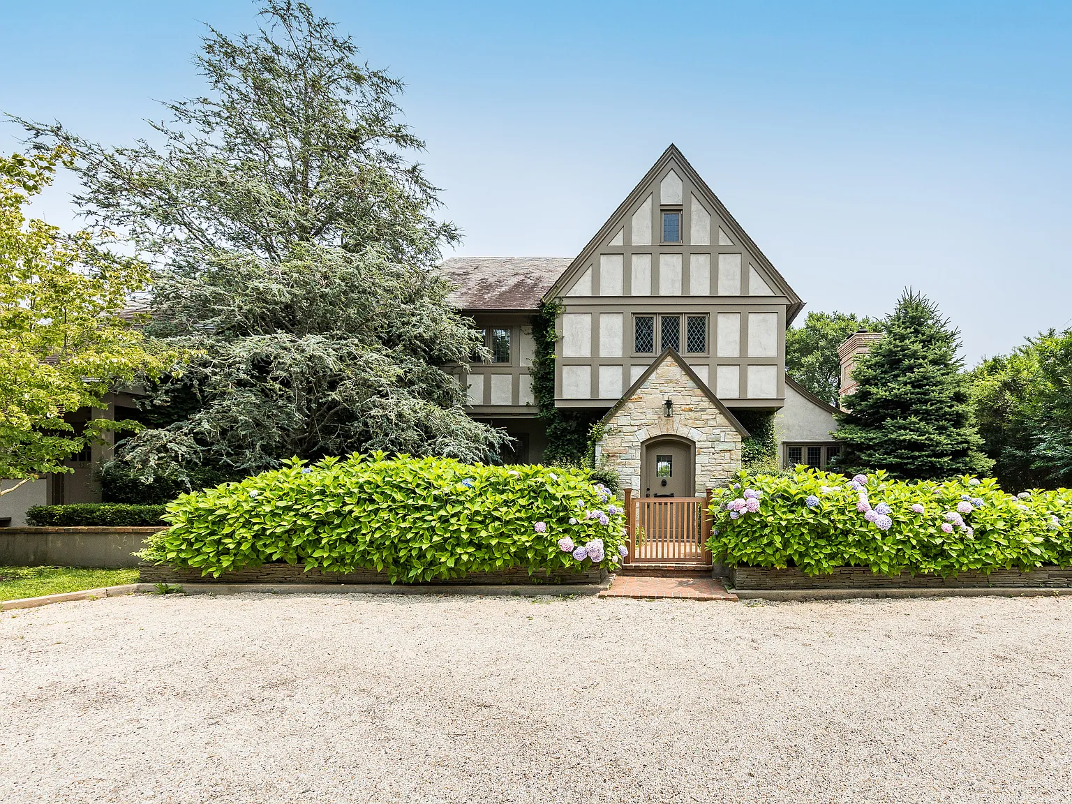 Five Bedroom on Montauk Downs Golf Course — Photo 2