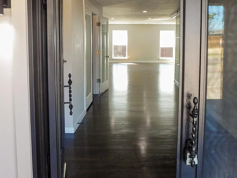 1001 Cardinal Ln — Photo 4