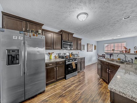 5th image of 1867 Camelot Dr