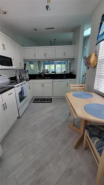 2 bed, 2.0 bath, 1272 sqft, $5,500 — Photo 4