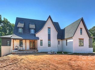 221 Crest Ct, Matthews, NC 28104