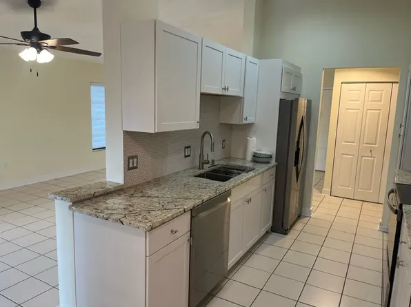 2840 W Rainbow Cir APT D3, Sarasota, FL 34231