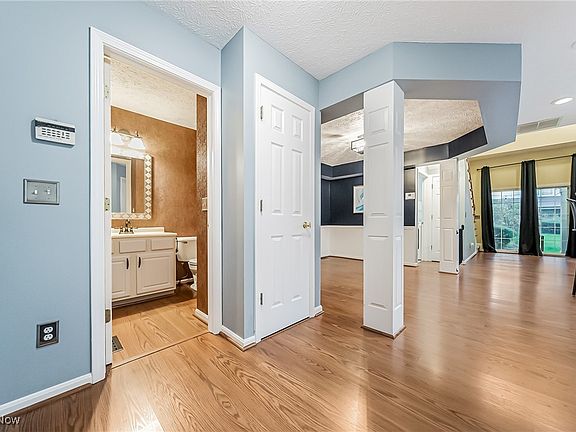 5th image of 3142 Village Green Dr