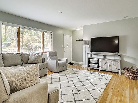 5th image of 11568 Russell Ave