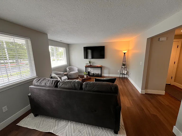 1815 Skyline Ct S — Photo 3
