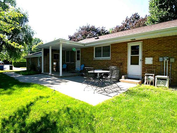 3rd image of 815 W South Park Ave