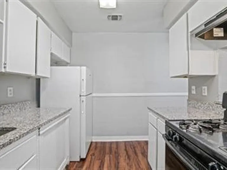 Ennis Place Apartments: Leasing Specials! Great location & Upgrades! — Photo 2