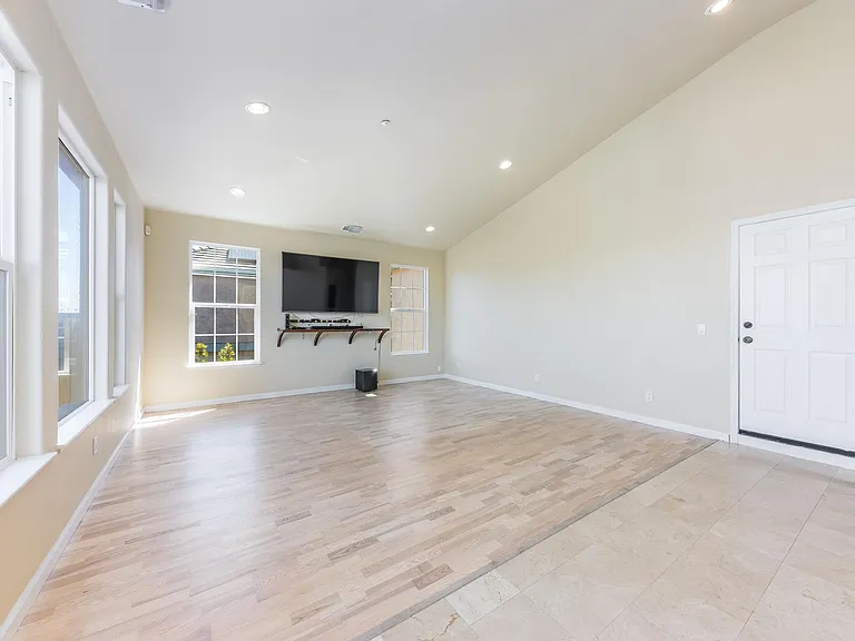 386 Goodwin Dr — Photo 9