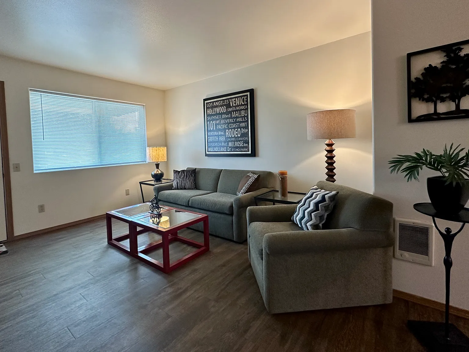 University Court Apartments — Photo 3