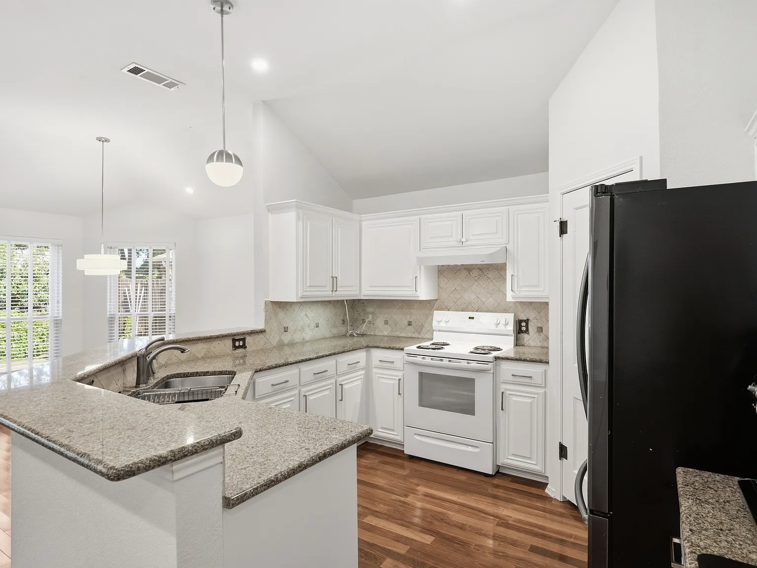 3 bed, 1687 sqft, $2,495 — Photo 2