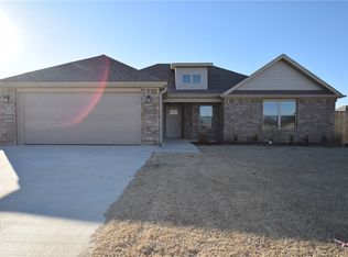 889 Maple View St, Springdale, AR 72762