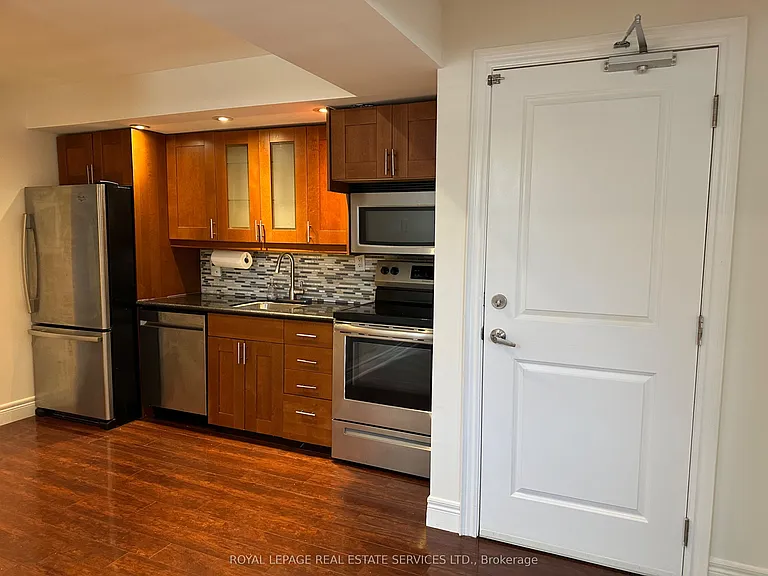 87 Lawrence Ave W — Photo 3