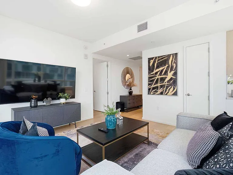 877 Francisco St #728 — Photo 4