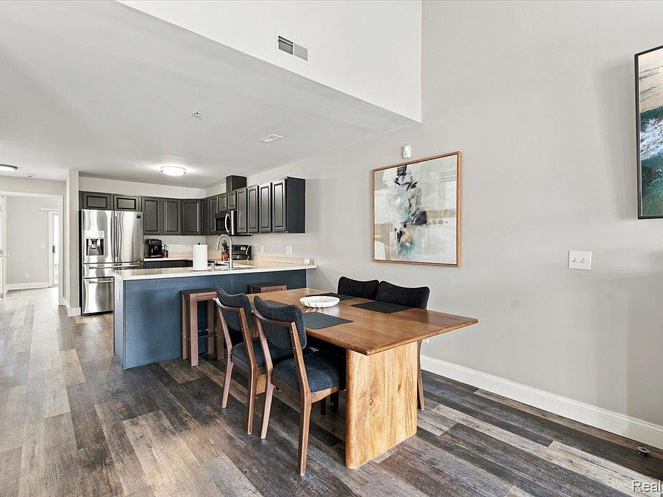 100 Adelaide St, photo 13