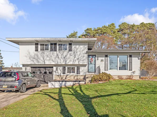 519 Boelens Ct, Spring Lake, MI 49456