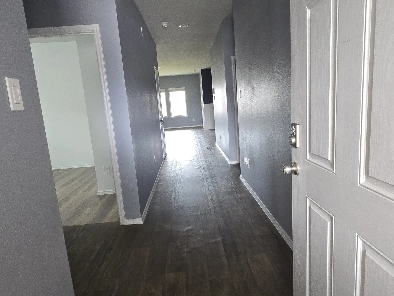 4 bed, 1976 sqft, $2,050 — Photo 2