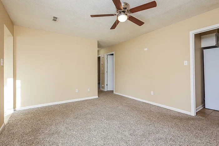 3 bed, 1.0 bath, 1330 sqft, $1,945 — Photo 3