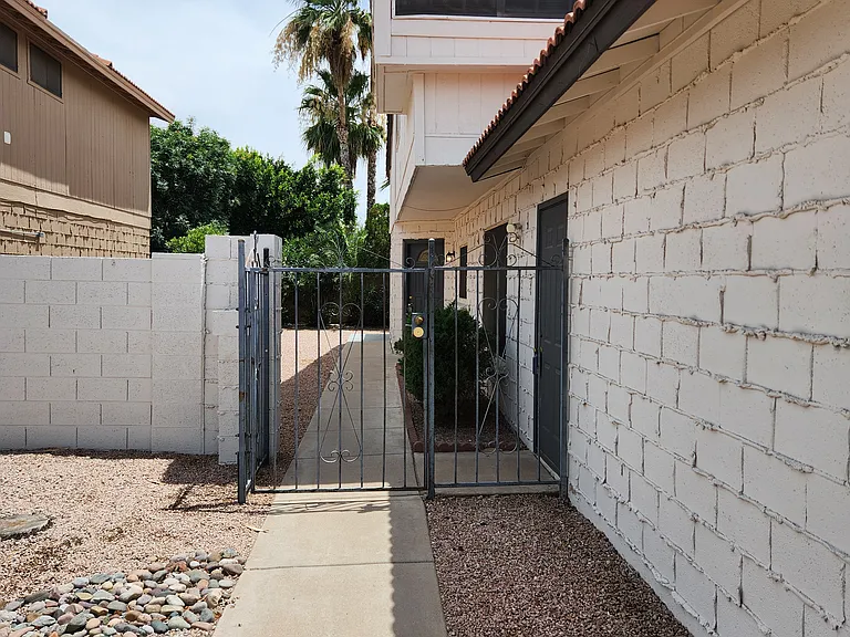 2721 W Estrella Dr — Photo 2