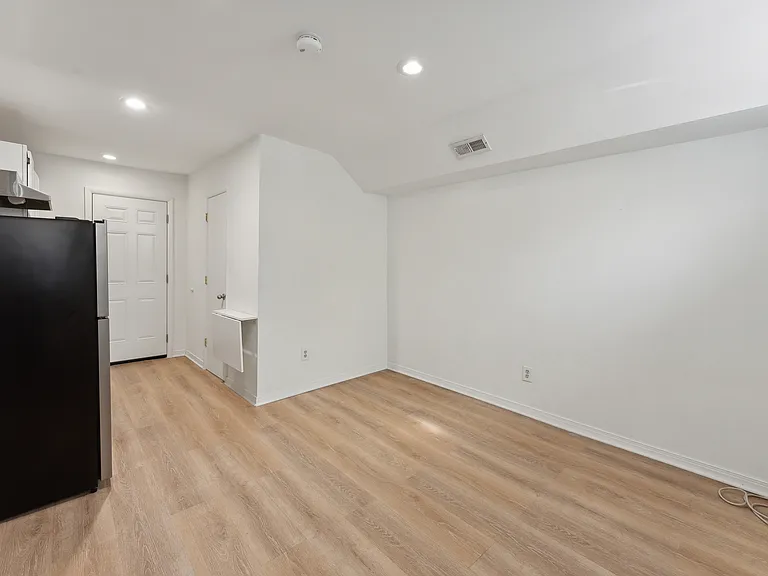306 L St SE — Photo 20
