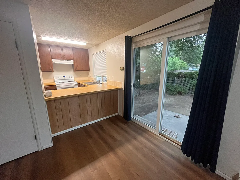 1015 Hover St