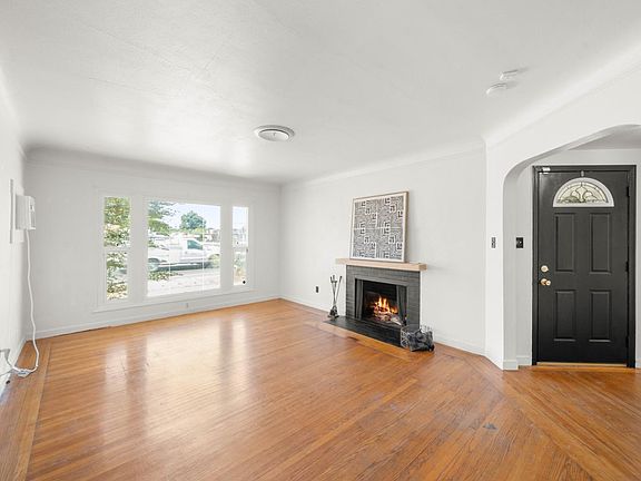5th image of 128 E 12th St