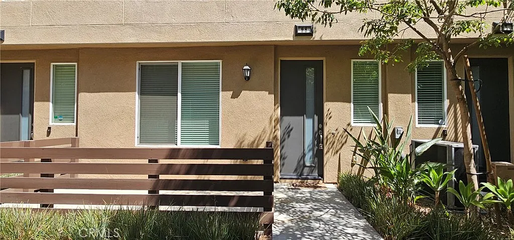 3 bed, 2.5 bath, 1620 sqft, $3,400 — Photo 1
