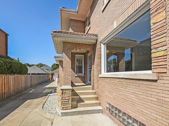 3rd image of 1215 N Grove Ave