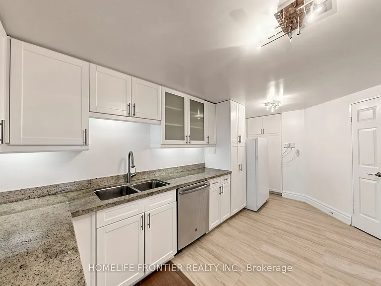 131 Beecroft Rd #203 — Photo 17
