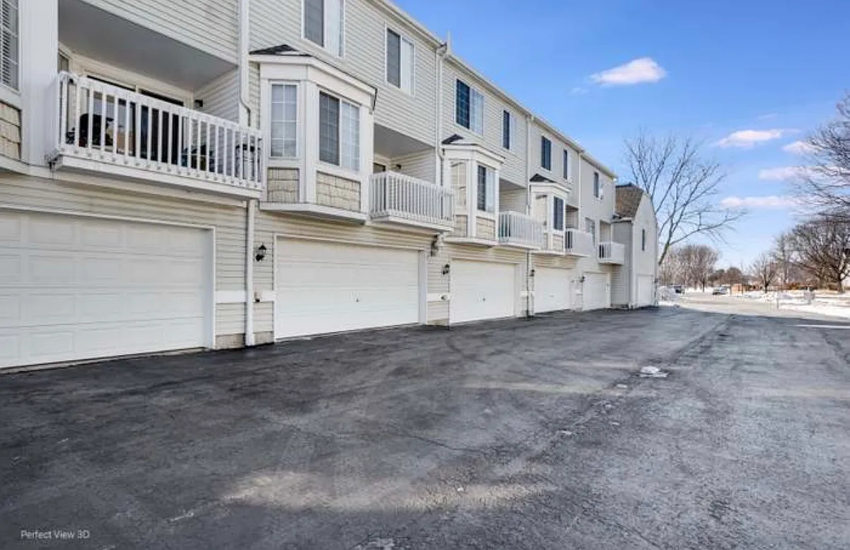 2 bed, 1.5 bath, 1300 sqft, $2,300 — Photo 2