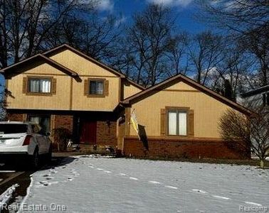 1495 Spruce Dr, Commerce Township, MI, 48390