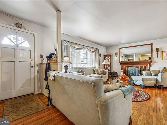 3rd image of 9405 Sierra St