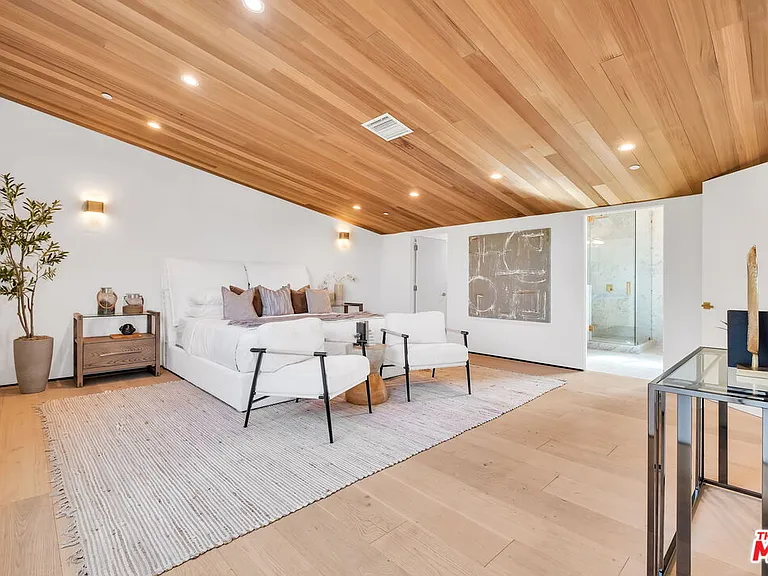 611 Broadway St — Photo 24