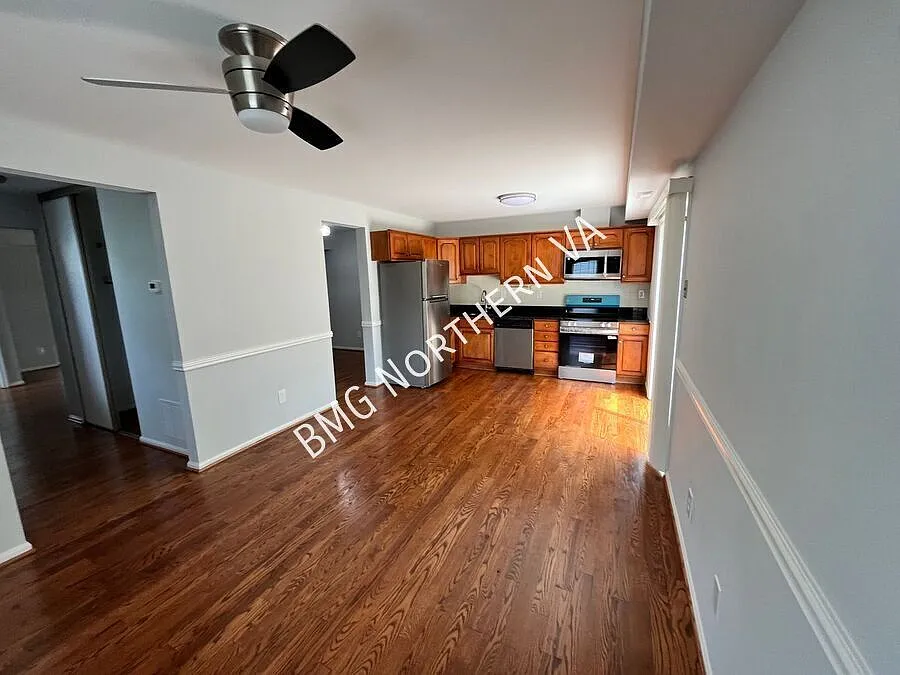 Newly Renovated 3 Bed 3.5 Bath End-Unit Townhome In Glen Cove — Photo 4
