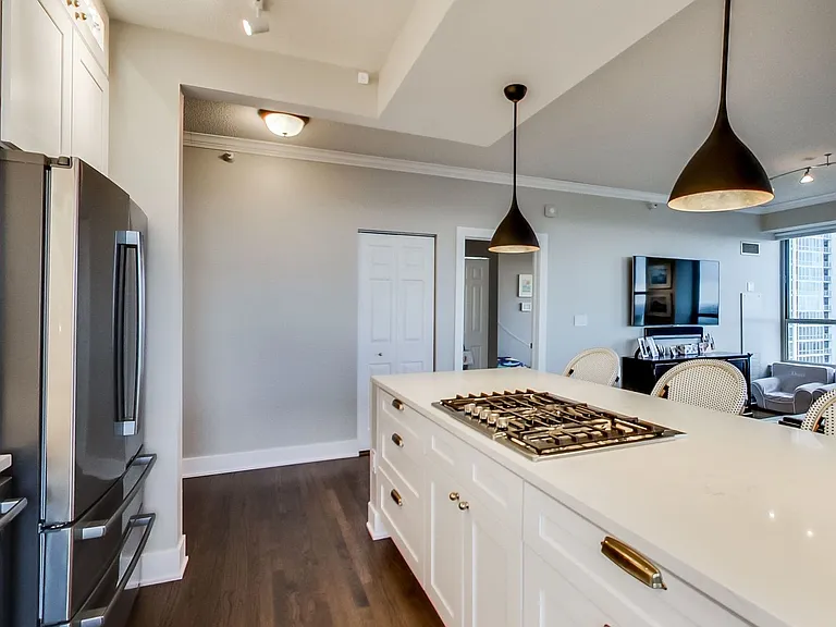 1717 S Prairie Ave — Photo 3